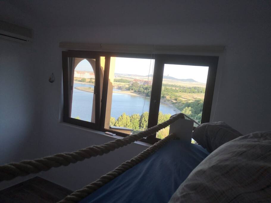 Blick vom Schlafzimmer Doppelbett