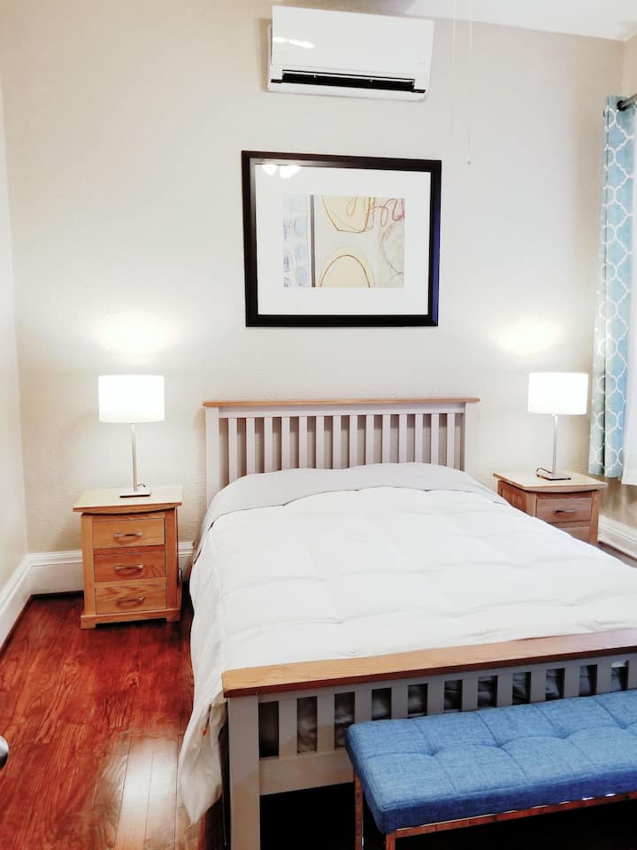 Spavaća soba 1 nalazi se odmah izvan dnevnog boravka. Bračni krevet (160x200)