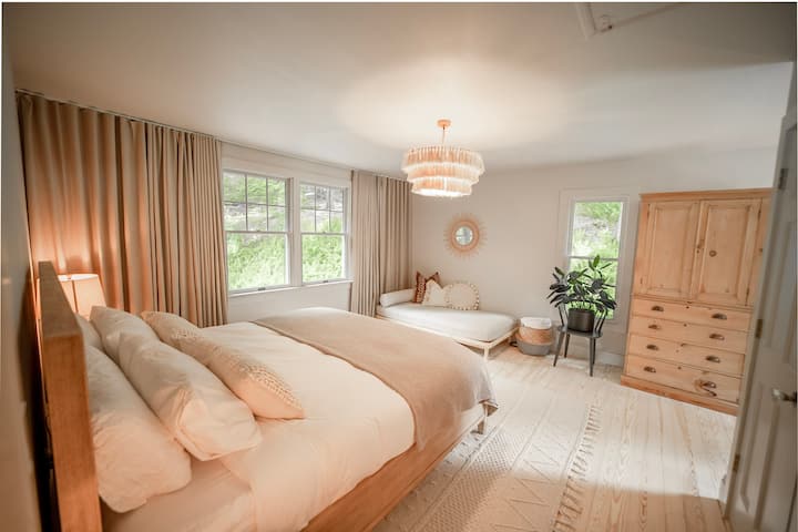 Main bedroom with king bed plus day bed. (Photo by @Dirtandglass)