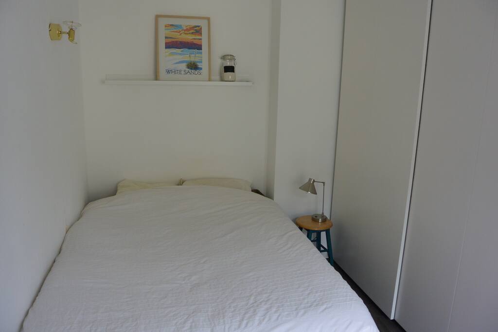 Bedroom with a queensize bed. This is my own bed so I call tell you that I took a high-quality bed : no kidding with sleep ;)