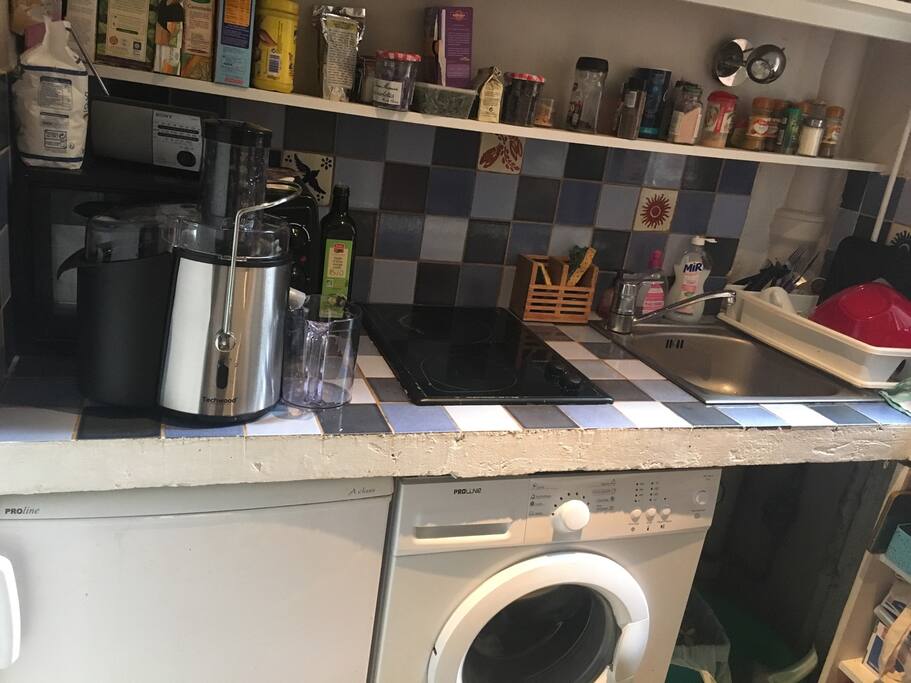 Cuisine toute équipée avec lave linge, four, Rice cooker, grille pain, centrifugeuse...