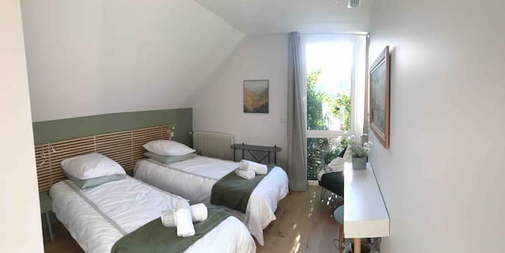 Chambre 3 ,climatisée 
 
2 lits de 0,90 ou 
1 lit 1,80 , au choix 
Chambre avec vue sur la piscine 
Salle de bain privée wc