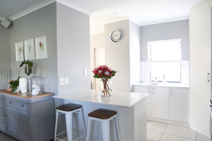 Modern Aan De Wijnlanden home gallery image 4