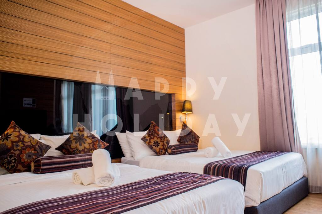 Bedroom (2 Queen-sized beds)
