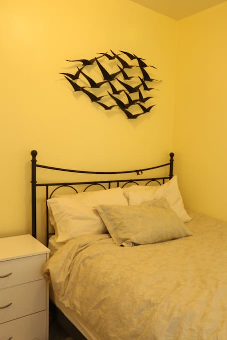 1st Bedroom (queen bed)