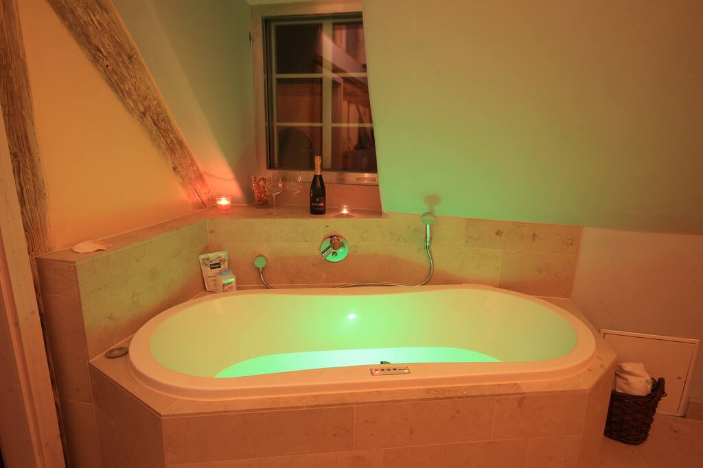 Wie wäre es mit einem gemütlichen Bad im Whirlpool?