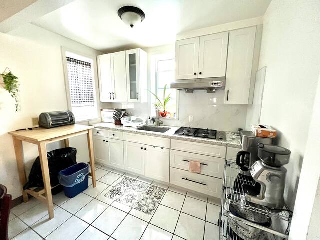 Solid House 4BD 2BA In-Unit Laundry NYC gallery image 4