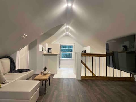 Top performing Airbnb: Brookswood Loft in Brookswood Fernridge