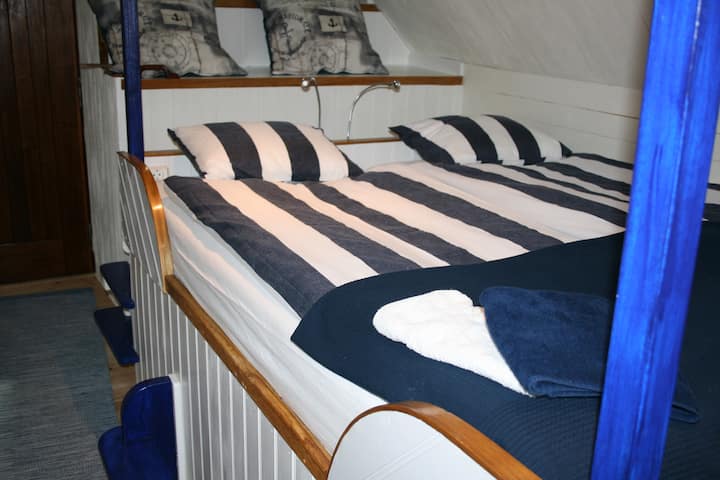 Cama doble de 160 cm de ancho, lámparas de cama y tomas de corriente en ambos lados para cargadores móviles