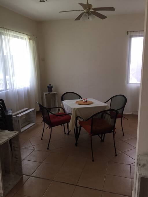 Dinning room area / Área de comedor
