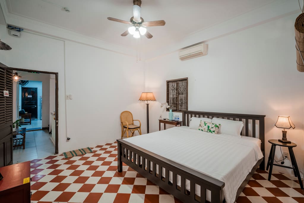 Big room with fan and air conditioner