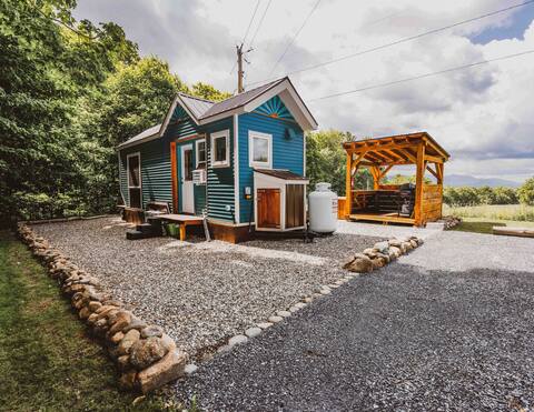 Sunrise/Sunset Tiny House w/ Mountain Views