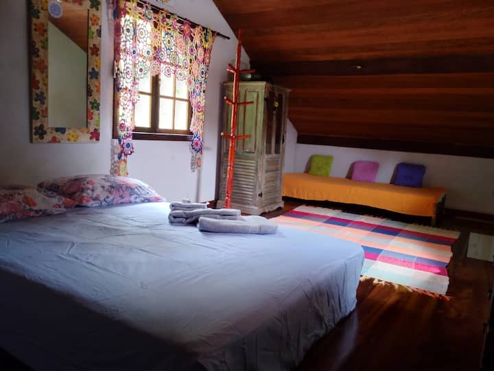 带一张双人床和一张单人床的度假木屋客房。