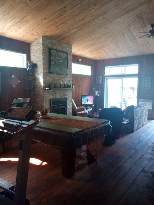 Salon, living room, divan-lit, Wood fire,pool table or big dining room
Table de billard ou pingpong Ou à manger,