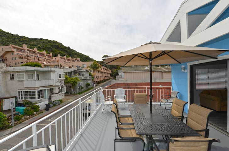 Two Story Family Home w/ Large Deck, WIFI, Close