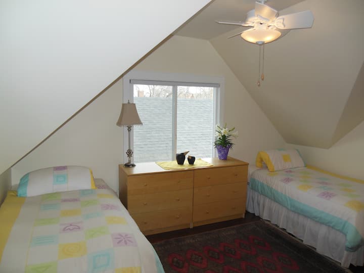 Dormitorio este. En realidad tiene una cama doble y una cama individual.