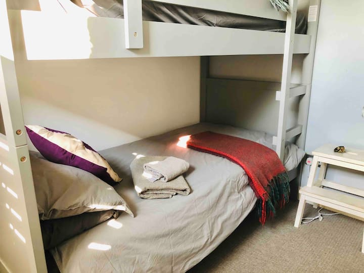 სტანდარტული ერთი მოზრდილი ზომის ორსართულიან საწოლს ეძინება 2 მოზრდილი