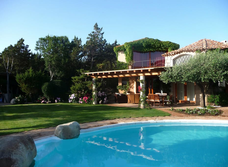 Villa featuring the master bedroom with spectacular bay's views, swimming pool