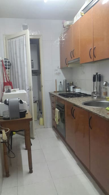 Cocina equipada con Horno Microondas Cafetera de cápsulas Tostadora Encimera a Gas Frigorífico Utensilios para cocinar y Comer