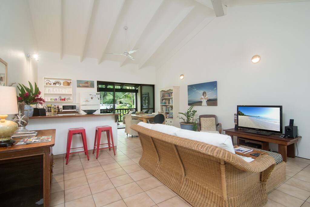 Upstairs open living space leading to the 'balcony room' ...