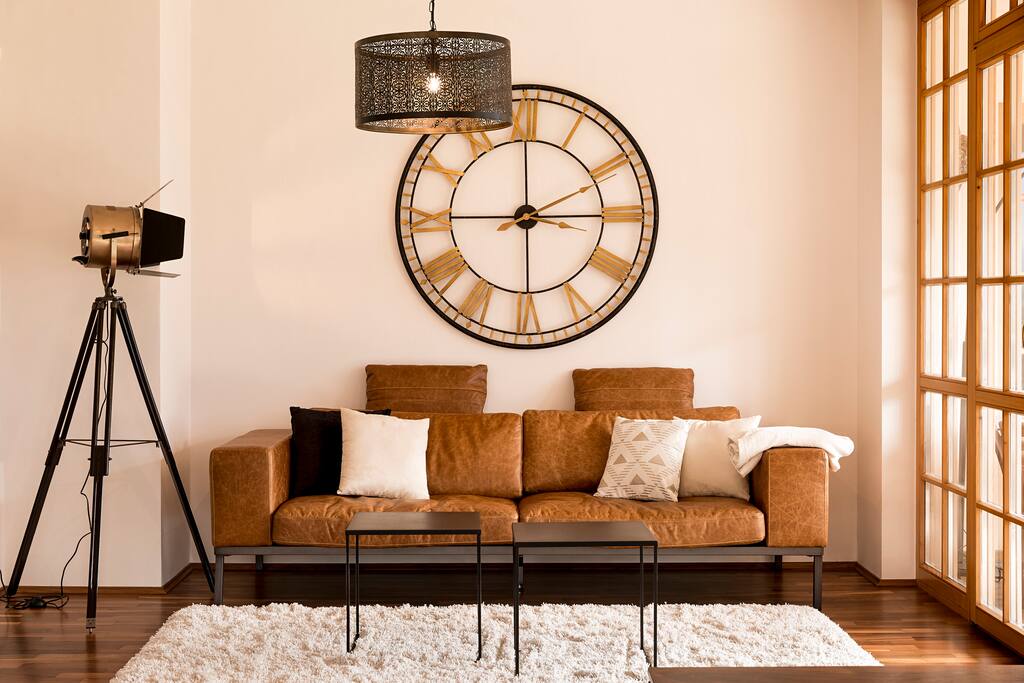 Wohnzimmer mit gemütlicher Couch