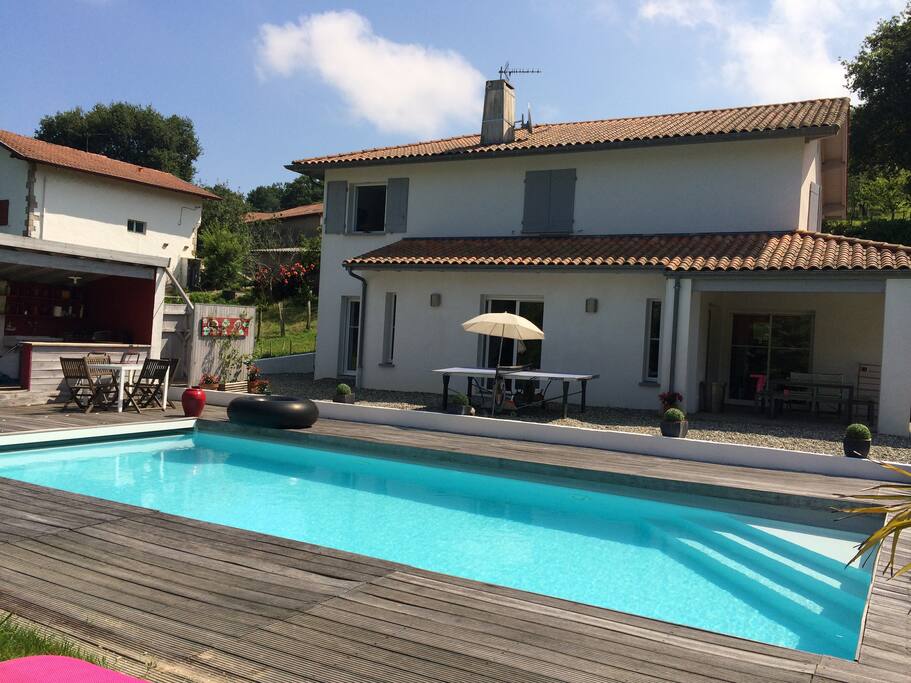 Vue de la maison côté piscine