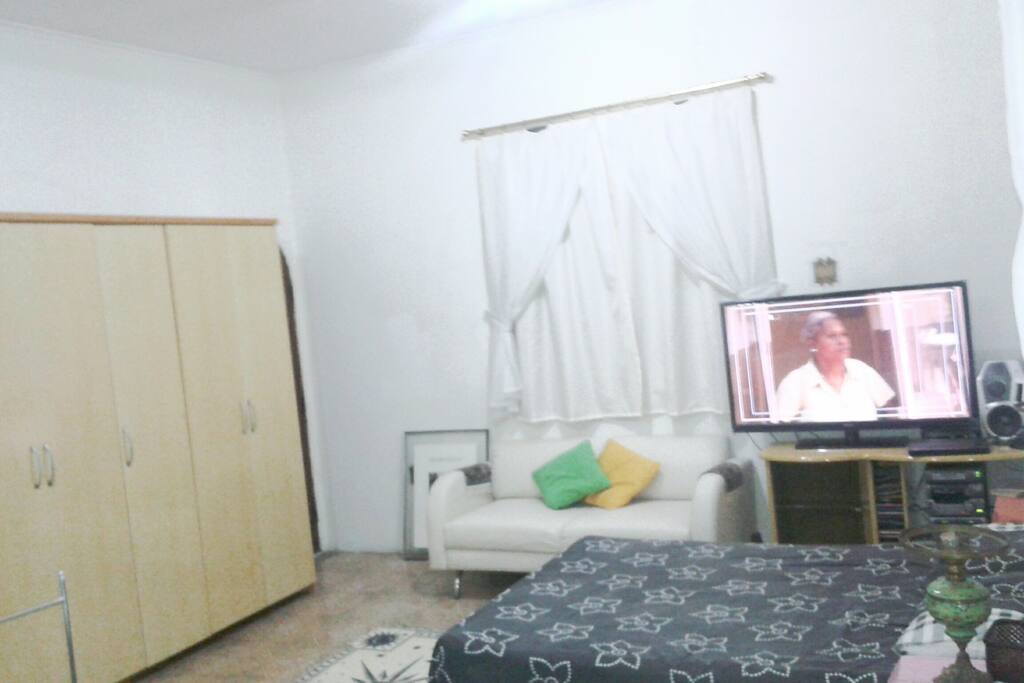 loft com amplo espaço, cm cozinha privativa, moveis e decoração nova e ar condicionado de 18.000 btus