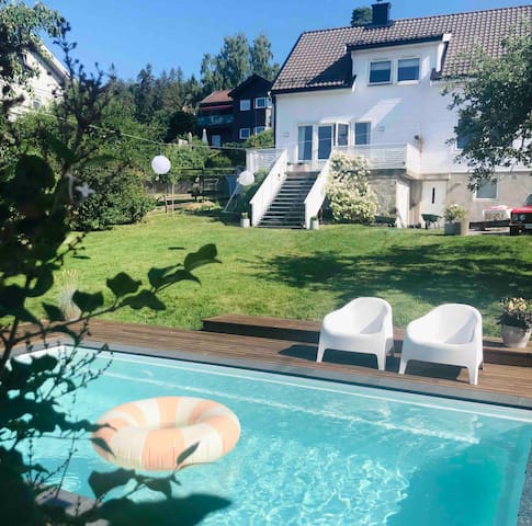 Sommerparadis i Oslo. Flott basseng og solrik hage