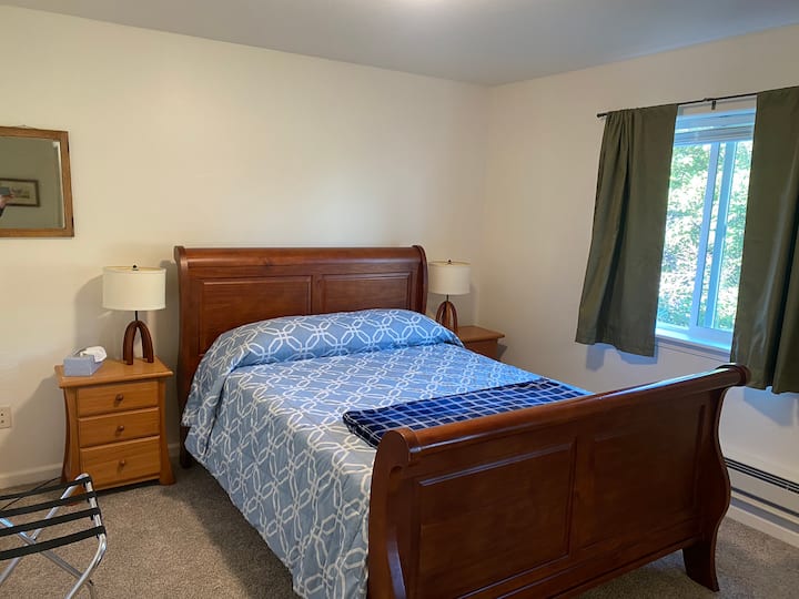 Tweede slaapkamer met een queensize bed.