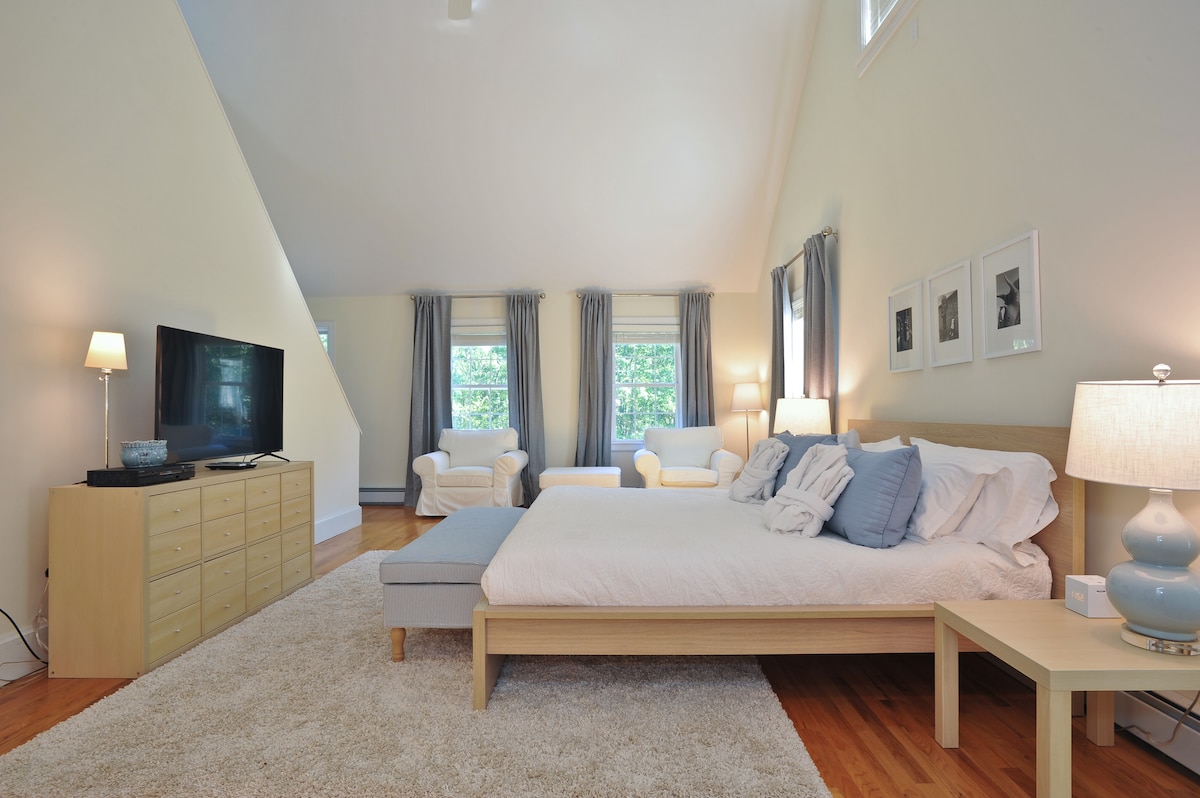 Gewelfde hoofdslaapkamer Smart HDTV