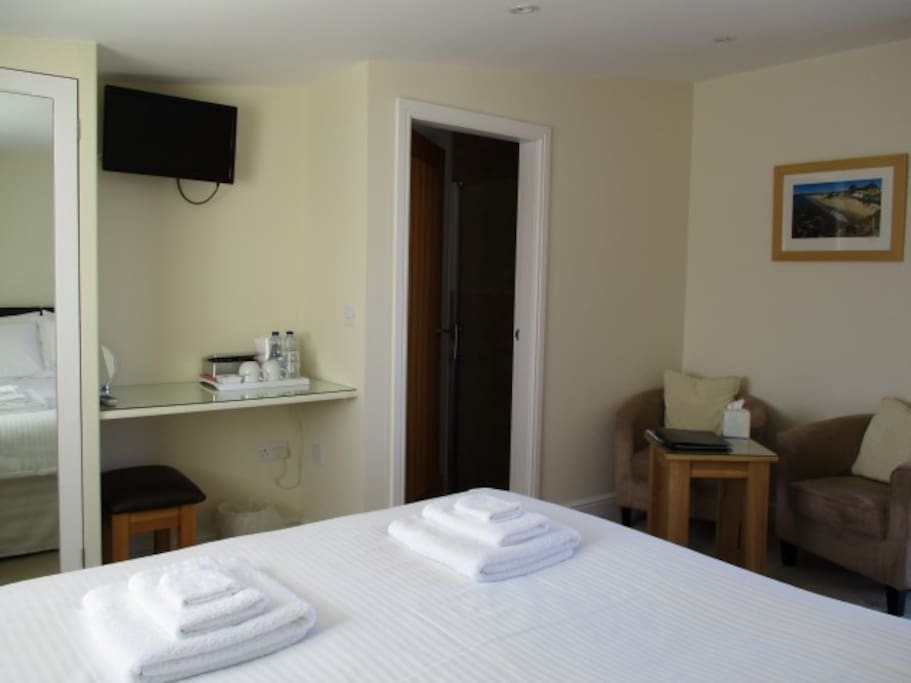 Room 2: Abersoch - Double room with seating area & en-suite bathroom