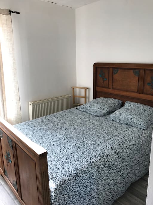 Chambre avec lit double vu côté lit