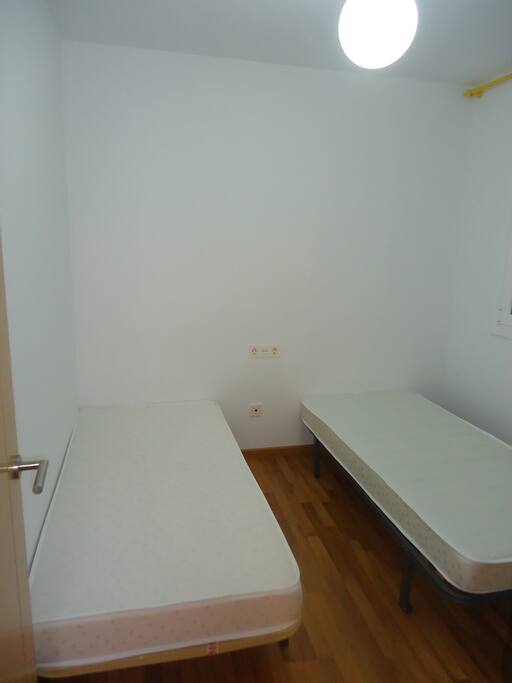 Habitación doble, 2 camas y armarios empotrado.