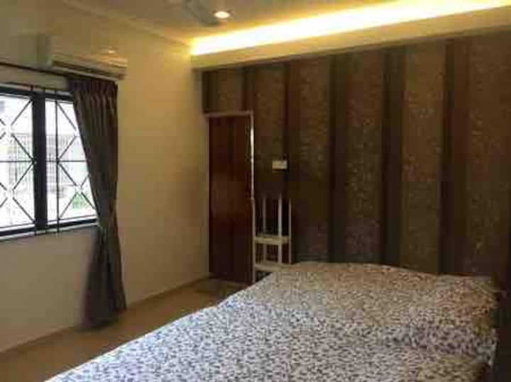 Трета спална соба : бања со 2 брачни кревета