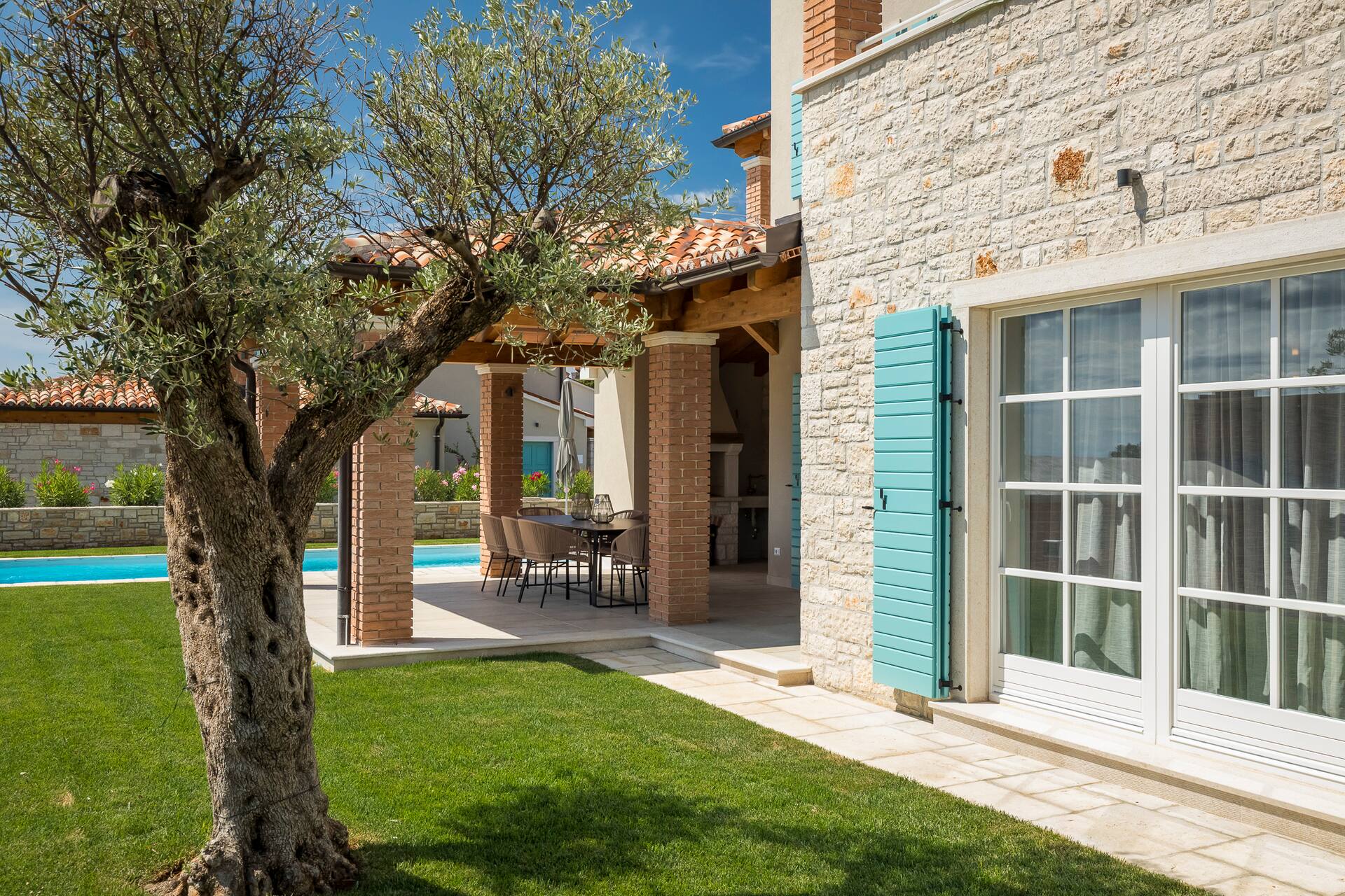 Villa Oaza – a stone oasis overlooking the sea