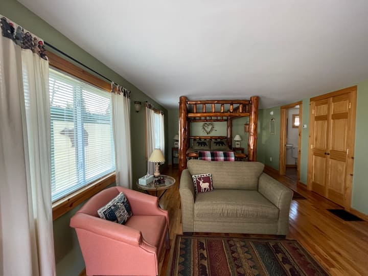 Village Cottages: Unit #5. Charming Cottage For 2! - Old Forge, NY
