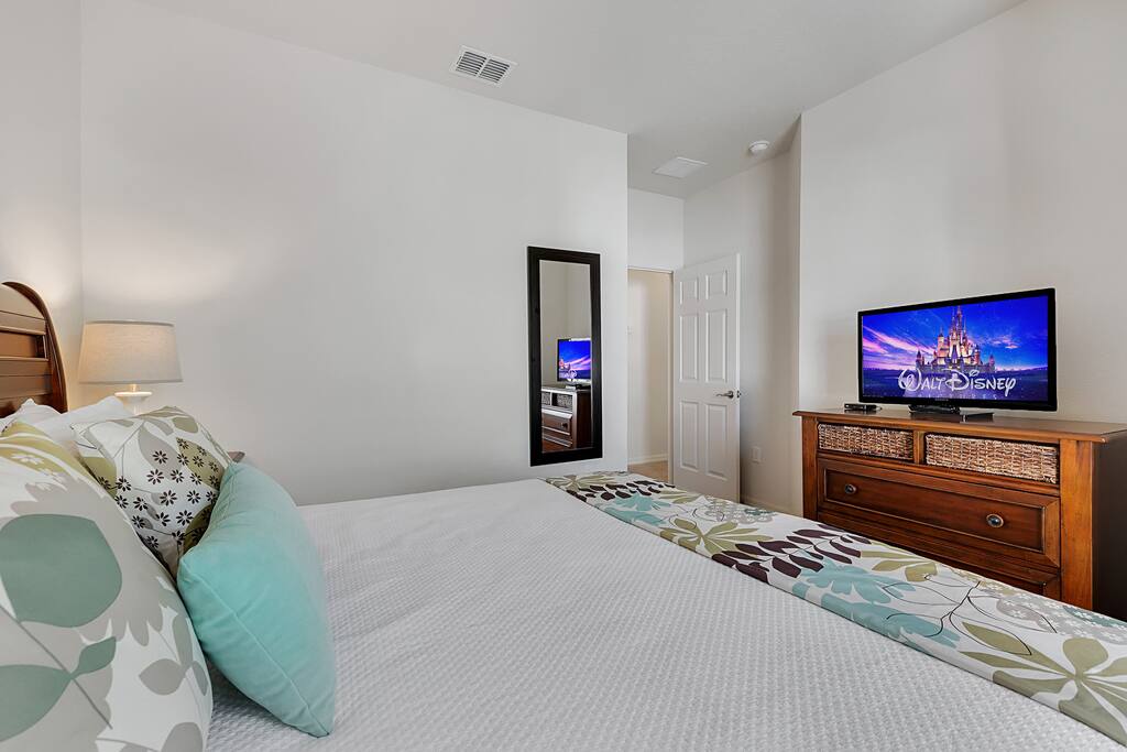 Bedroom 1: Upper Level