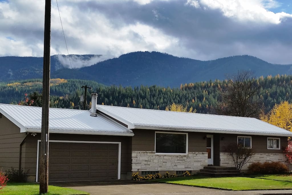 Ideal location in the heart of Kellogg. Walking distance to grocery store, hiking, biking and skiing