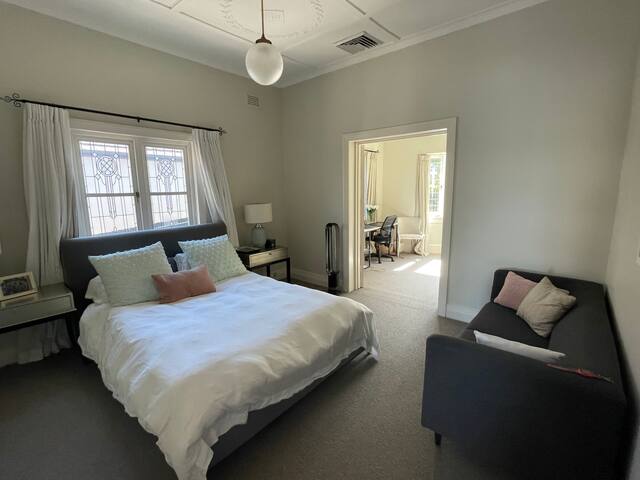 5mins from Manly, pool, & views! gallery image 3