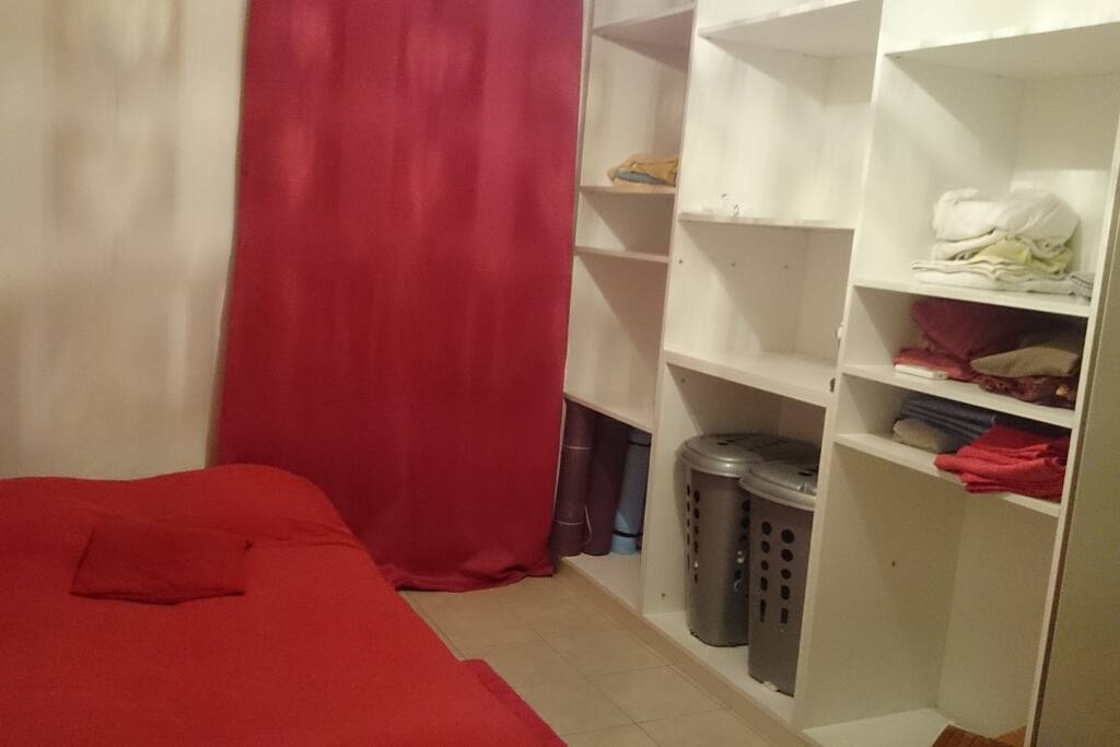 La petite chambre vous propose un couchage de 2 places avec de nombreux rangements