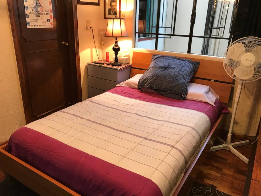 Amplia ventilación y ventilador para los meses de calor.