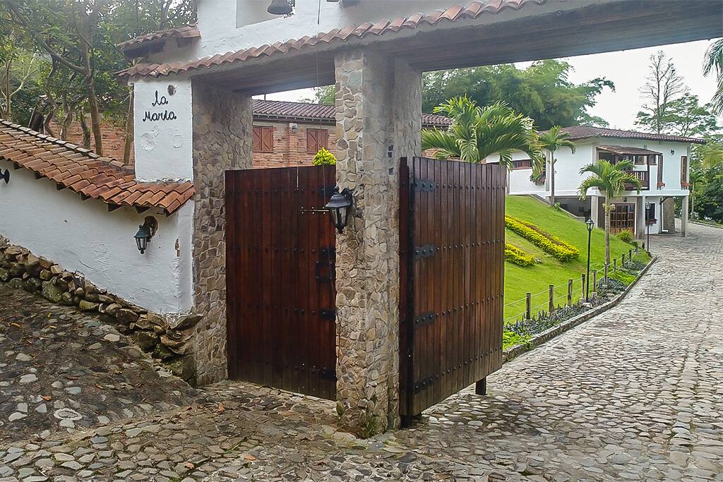 Amplios y fáciles accesos peatonales y vehiculares