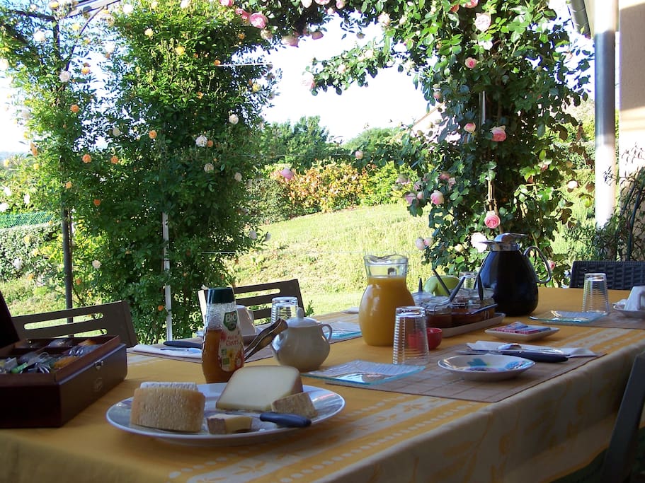 "Aux 4 Saisons" Gîte 3* Petit déjeuner sur terrasse