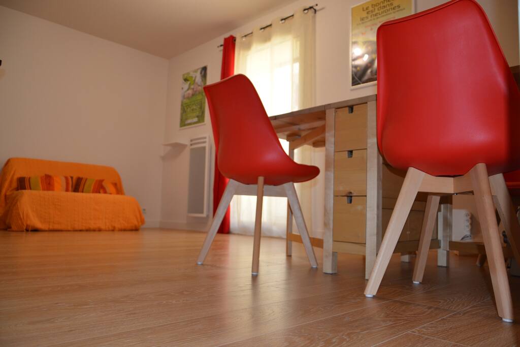 Pièce principale avec banquette/lit (BZ de 120cm)