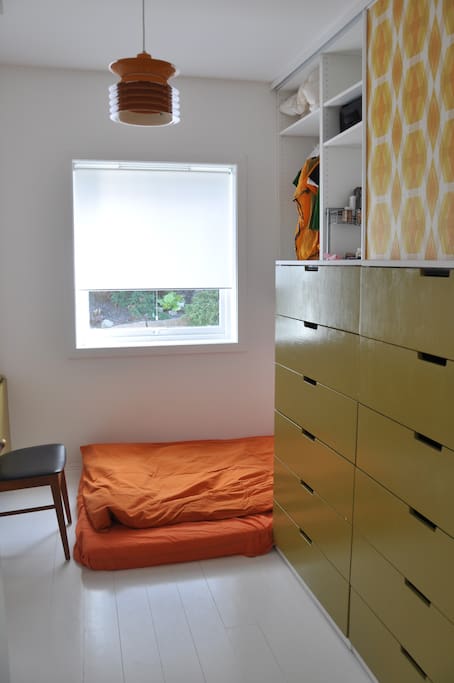 Well lit 10 sqm bedroom.