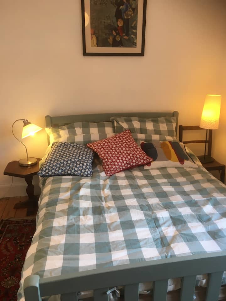 Dbl rm/ensuite.Great views,10mins walk town & stn.
