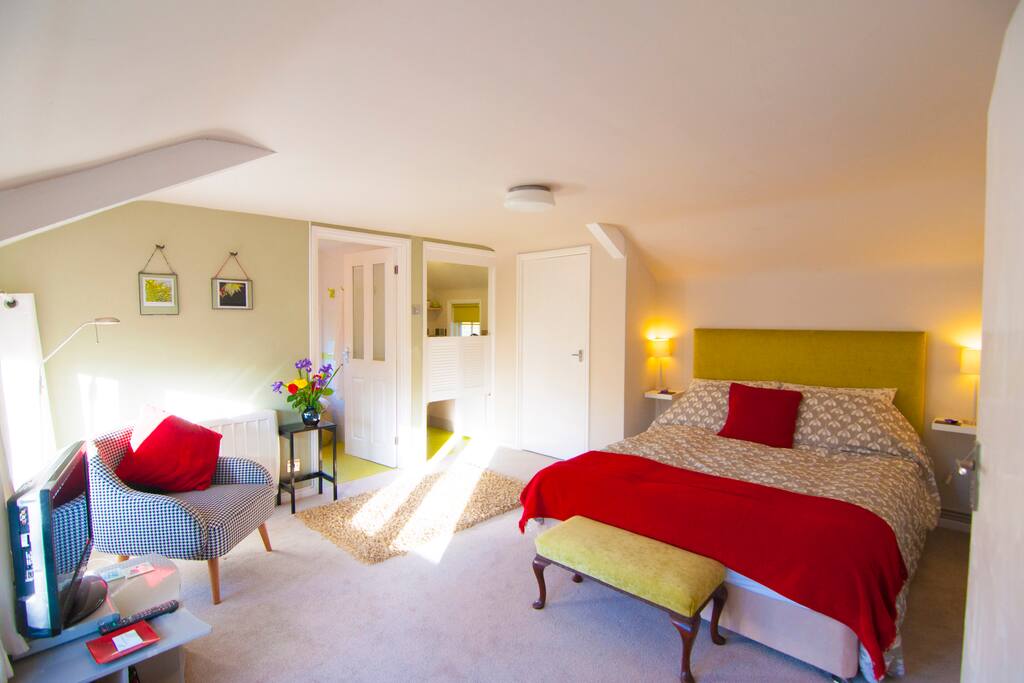 Kingsize bed in private accommodation