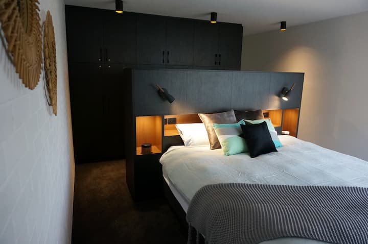 חדר שינה 1 - הסוויטה הראשית הנוחה שלנו עם מיטת קינג סייז וסוויטה.