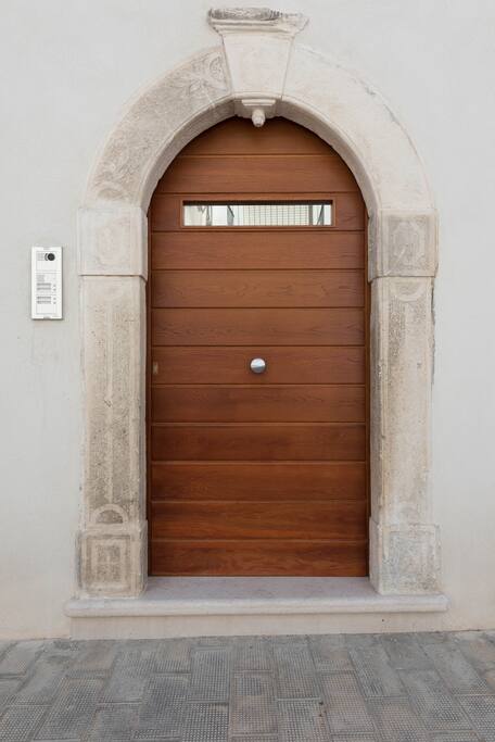 Porta ingresso Via San Martino, 4