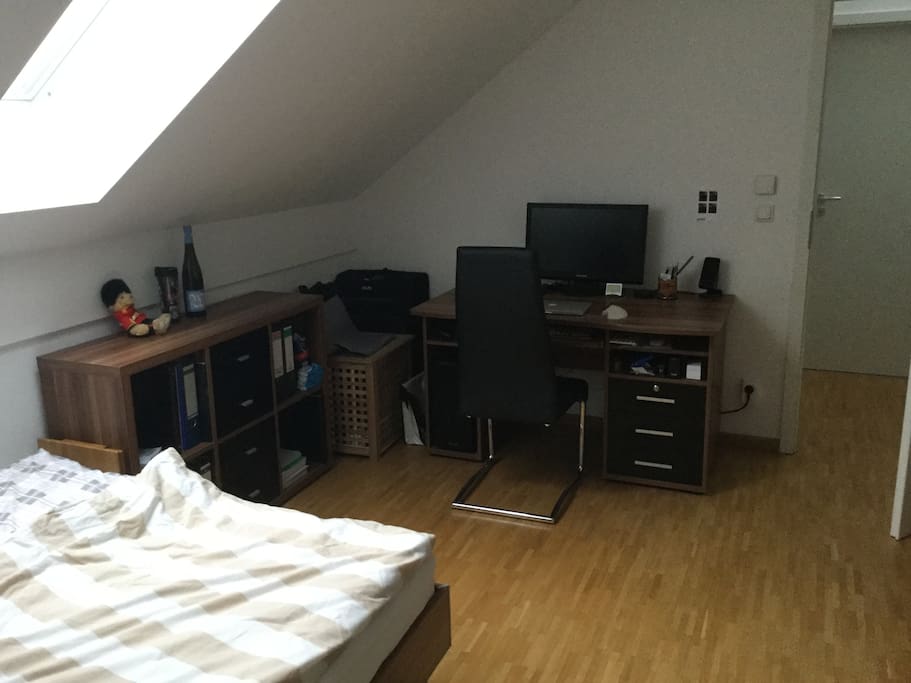 Schreibtisch, der genutzt werden kann